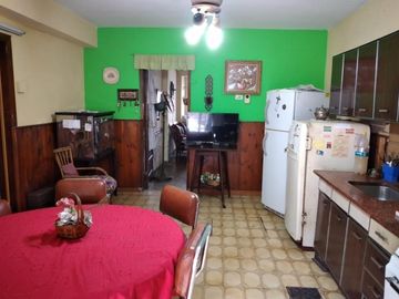 Chalet sobre lote 450 m2. Excelente para inversor Se VENDEN 3 TERRENOS SALIDA A 2 CALLES (Godoy Cruz y Roque Sim