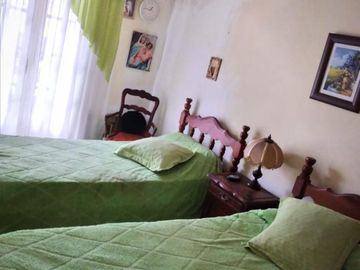 Chalet sobre lote 450 m2. Excelente para inversor Se VENDEN 3 TERRENOS SALIDA A 2 CALLES (Godoy Cruz y Roque Sim