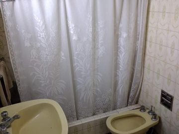 Chalet sobre lote 450 m2. Excelente para inversor Se VENDEN 3 TERRENOS SALIDA A 2 CALLES (Godoy Cruz y Roque Sim