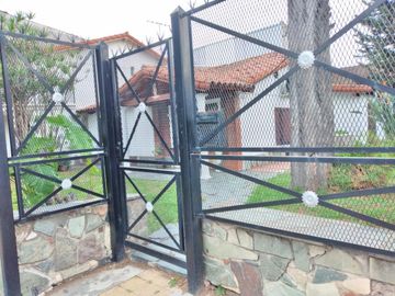 Chalet sobre lote 450 m2. Excelente para inversor Se VENDEN 3 TERRENOS SALIDA A 2 CALLES (Godoy Cruz y Roque Sim