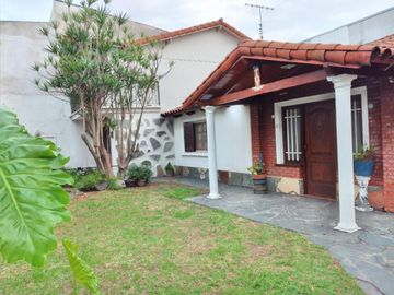 Chalet sobre lote 450 m2. Excelente para inversor Se VENDEN 3 TERRENOS SALIDA A 2 CALLES (Godoy Cruz y Roque Sim