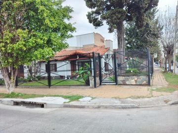 Chalet sobre lote 450 m2. Excelente para inversor Se VENDEN 3 TERRENOS SALIDA A 2 CALLES (Godoy Cruz y Roque Sim