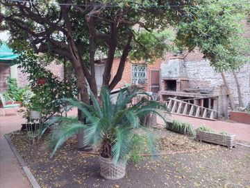 Chalet sobre lote 450 m2. Excelente para inversor Se VENDEN 3 TERRENOS SALIDA A 2 CALLES (Godoy Cruz y Roque Sim