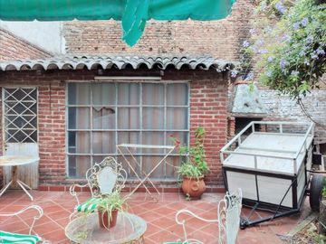 Chalet sobre lote 450 m2. Excelente para inversor Se VENDEN 3 TERRENOS SALIDA A 2 CALLES (Godoy Cruz y Roque Sim
