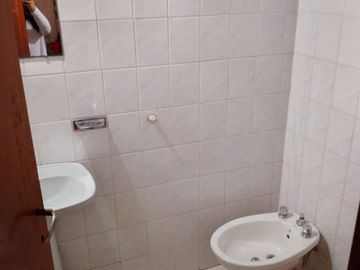 Chalet sobre lote 450 m2. Excelente para inversor Se VENDEN 3 TERRENOS SALIDA A 2 CALLES (Godoy Cruz y Roque Sim