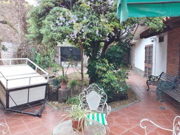 Chalet sobre lote 450 m2. Excelente para inversor Se VENDEN 3 TERRENOS SALIDA A 2 CALLES (Godoy Cruz y Roque Sim