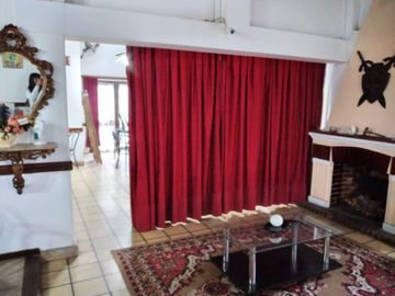 Chalet sobre lote 450 m2. Excelente para inversor Se VENDEN 3 TERRENOS SALIDA A 2 CALLES (Godoy Cruz y Roque Sim