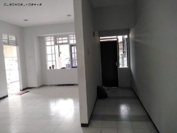 Rumah Nirwana Eksekutif Bebas banjir, Strategis