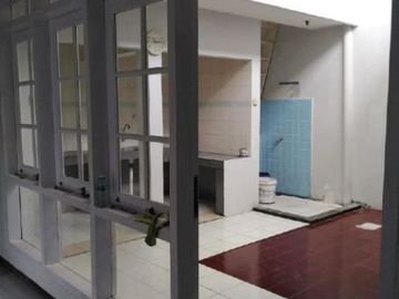 Rumah Nirwana Eksekutif Bebas banjir, Strategis