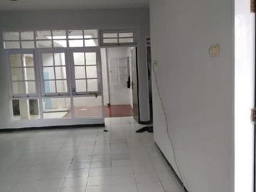 Rumah Nirwana Eksekutif Bebas banjir, Strategis