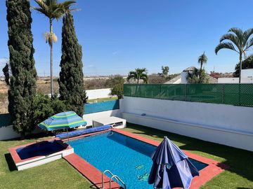 CASA EN VENTA LOMAS DE COCOYOC JARDIN Y ALBERCA 4R