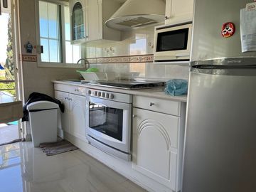CASA EN VENTA LOMAS DE COCOYOC JARDIN Y ALBERCA 4R