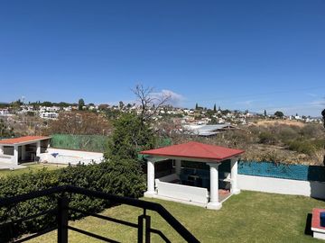 CASA EN VENTA LOMAS DE COCOYOC JARDIN Y ALBERCA 4R