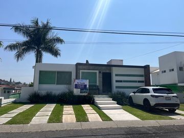 CASA EN VENTA LOMAS DE COCOYOC JARDIN Y ALBERCA 4R