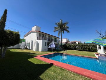 CASA EN VENTA LOMAS DE COCOYOC JARDIN Y ALBERCA 4R