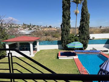 CASA EN VENTA LOMAS DE COCOYOC JARDIN Y ALBERCA 4R
