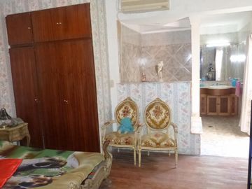 EXCELENTE CASA DE 6 AMBIENTES CON INMEJORABLE UBICACION. GRAN OPORTUNIDAD