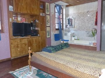 EXCELENTE CASA DE 6 AMBIENTES CON INMEJORABLE UBICACION. GRAN OPORTUNIDAD