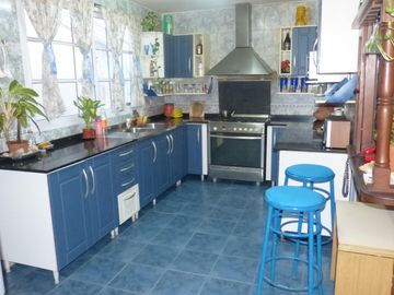 EXCELENTE CASA DE 6 AMBIENTES CON INMEJORABLE UBICACION. GRAN OPORTUNIDAD