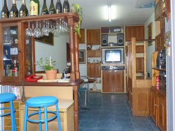 EXCELENTE CASA DE 6 AMBIENTES CON INMEJORABLE UBICACION. GRAN OPORTUNIDAD