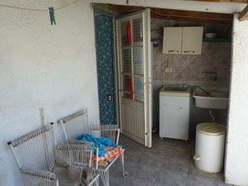 EXCELENTE CASA DE 6 AMBIENTES CON INMEJORABLE UBICACION. GRAN OPORTUNIDAD