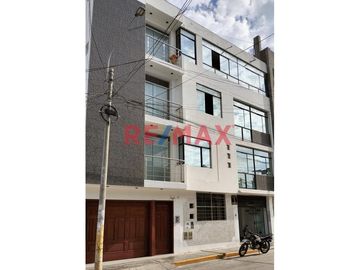 Te presentamos una oportunidad única de adquirir un hermoso departamento en el tercer piso de un edificio . Este increíble inmueble está diseñado para