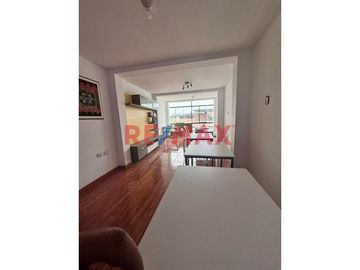 Te presentamos una oportunidad única de adquirir un hermoso departamento en el tercer piso de un edificio . Este increíble inmueble está diseñado para
