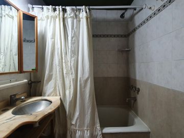 Venta - Departamento tres ambientes con balcon cerrado sobre Avenida Luro c/ cochera - Luro 2369