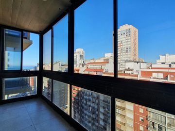 Venta - Departamento tres ambientes con balcon cerrado sobre Avenida Luro c/ cochera - Luro 2369