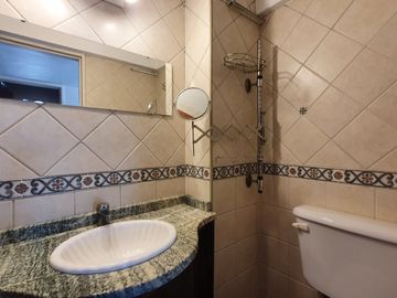 Venta - Departamento tres ambientes con balcon cerrado sobre Avenida Luro c/ cochera - Luro 2369