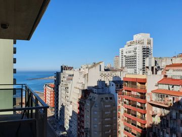 Venta - Departamento tres ambientes con balcon cerrado sobre Avenida Luro c/ cochera - Luro 2369