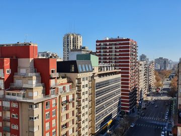 Venta - Departamento tres ambientes con balcon cerrado sobre Avenida Luro c/ cochera - Luro 2369
