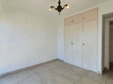 Venta - Departamento tres ambientes con balcon cerrado sobre Avenida Luro c/ cochera - Luro 2369