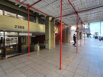 Venta - Departamento tres ambientes con balcon cerrado sobre Avenida Luro c/ cochera - Luro 2369