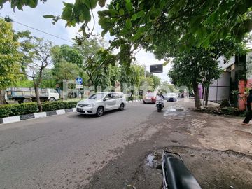 RUMAH DI RAYA MANYAR KERTOARJO SURABAYA AREA KOMERSIAL COCOK UNTUK BISNIS