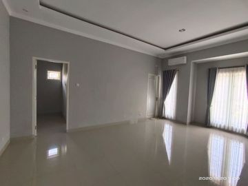 RUMAH MEWAH 2LT DESAIN MODERN DALAM PERUMAHAN DEKAT HYATT