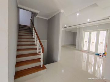 RUMAH MEWAH 2LT DESAIN MODERN DALAM PERUMAHAN DEKAT HYATT