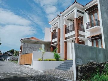 RUMAH ETNIK 2 LANTAI 800 JUTAAN HANYA 7 MENIT KE KAMPUS UAD 4