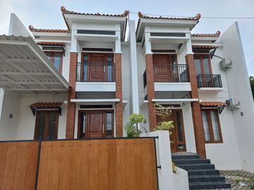 RUMAH ETNIK 2 LANTAI 800 JUTAAN HANYA 7 MENIT KE KAMPUS UAD 4