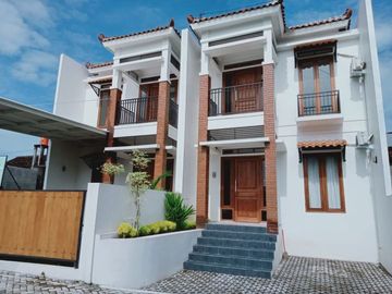 RUMAH ETNIK 2 LANTAI 800 JUTAAN HANYA 7 MENIT KE KAMPUS UAD 4