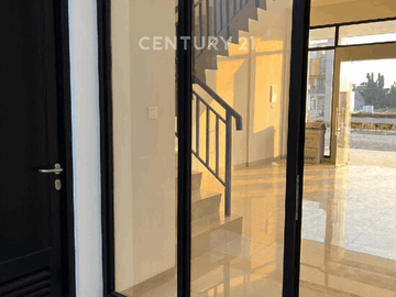 Di Sewakan Ruko 3 Lantai Summarecon Cronw Gading Lokasi Strategis