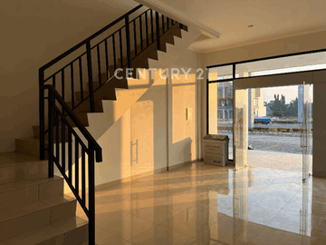 Di Sewakan Ruko 3 Lantai Summarecon Cronw Gading Lokasi Strategis