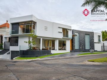 Casa en Venta de Lujo en Puerta de Hierro con Elevador y Cine