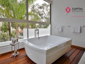 Casa en Venta de Lujo en Puerta de Hierro con Elevador y Cine