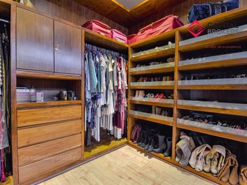 Casa en Venta de Lujo en Puerta de Hierro con Elevador y Cine