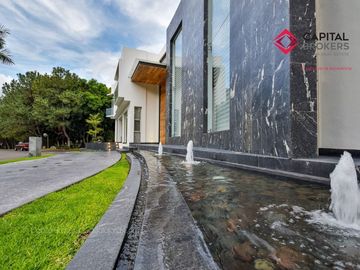 Casa en Venta de Lujo en Puerta de Hierro con Elevador y Cine