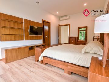 Casa en Venta de Lujo en Puerta de Hierro con Elevador y Cine
