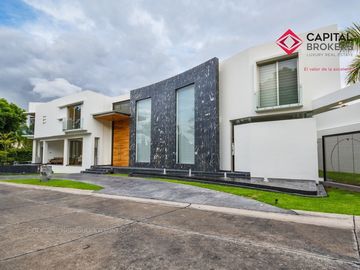 Casa en Venta de Lujo en Puerta de Hierro con Elevador y Cine