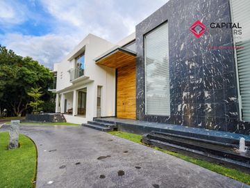 Casa en Venta de Lujo en Puerta de Hierro con Elevador y Cine