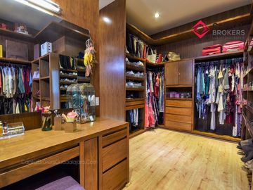 Casa en Venta de Lujo en Puerta de Hierro con Elevador y Cine